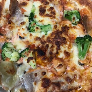 ムール貝とブロッコリーのカレー風ピザ